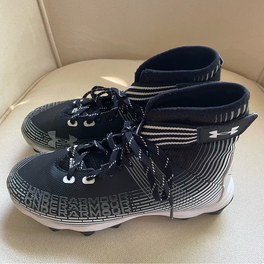 Under Armour Black and White Boys Baseball Cleats, Size 7 Big Boy - Picture 3 of 5